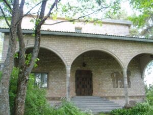 Syrjämän portiikki ja pääsisäänkäynti